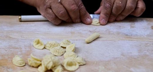 Bari vecchia, protesta delle pastaie: sequestrati taralli, orecchiette e pomodori secchi