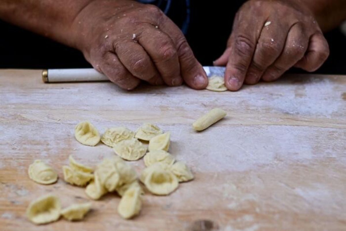 Bari vecchia, protesta delle pastaie: sequestrati taralli, orecchiette e pomodori secchi