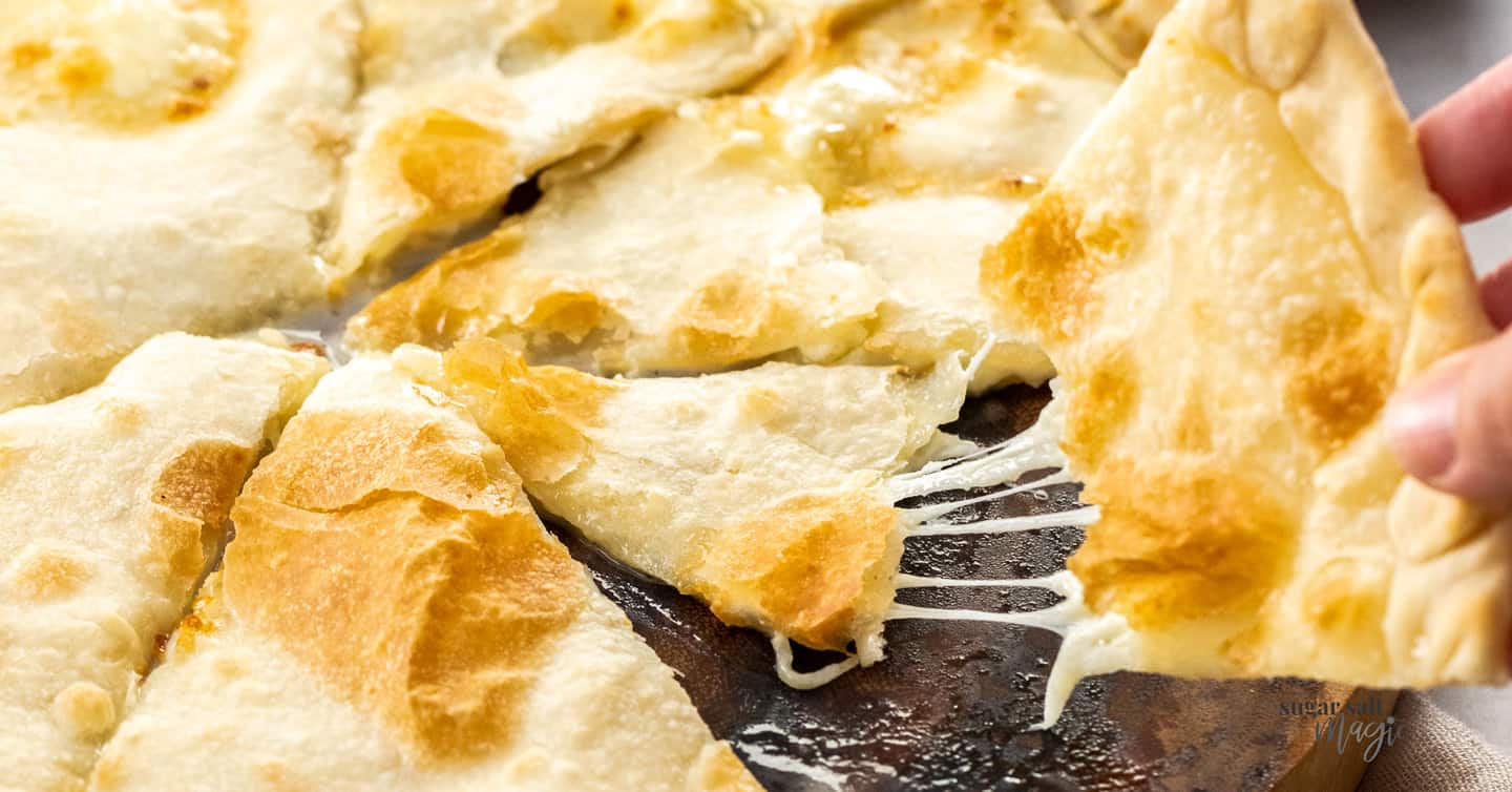 Focaccia col formaggio di Recco: la ricetta tradizionale passo passo