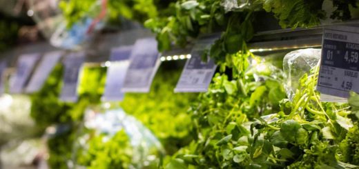 Frutta e verdura bagnata al supermercato, meglio evitarla: ecco perché