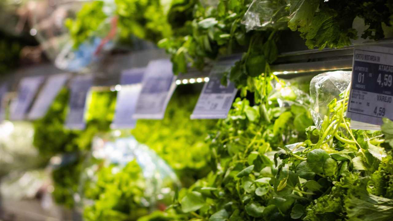 Frutta e verdura bagnata al supermercato, meglio evitarla: ecco perché