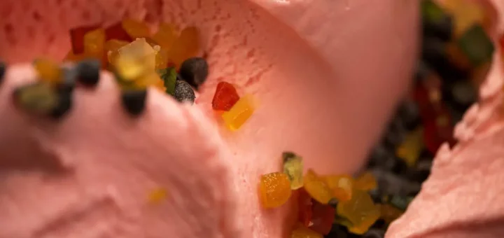 Che cos’è la Crema Reggina: l’iconico gelato rosa di Reggio Calabria