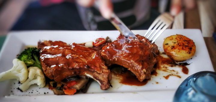 Carne di cane nei piatti di un ristorante londinese, etichettata come capra