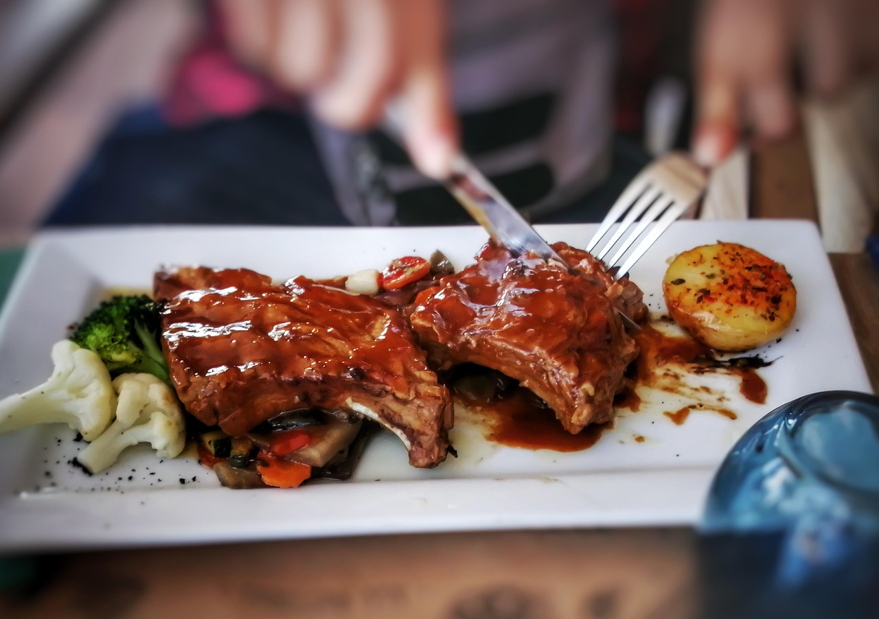 Carne di cane nei piatti di un ristorante londinese, etichettata come capra