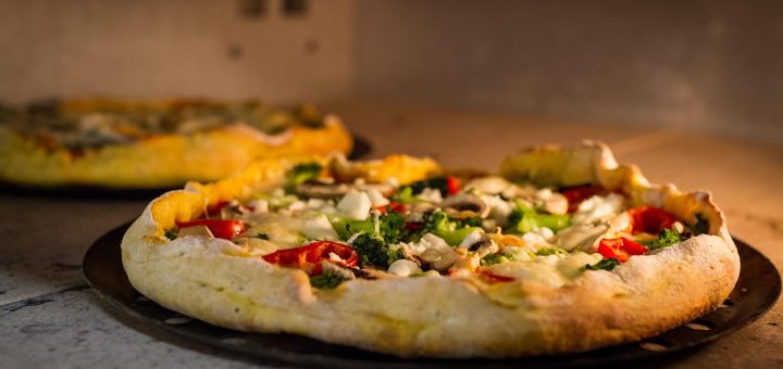 Conservazione e ultimi consigli Una volta completata la lievitazione, l’impasto è pronto per essere cotto. Se desiderate conservarlo, potete diminuire leggermente la quantità di lievito, coprirlo con pellicola trasparente e farlo maturare in frigorifero per 8-12 ore. Prima di procedere alla stesura, lasciatelo tornare a temperatura ambiente per ottenere un risultato ottimale. L’impasto già lievitato può essere anche congelato: l’ideale è dividerlo in porzioni singole e riporlo in sacchetti per alimenti. Quando vorrete utilizzarlo, basterà lasciarlo scongelare a temperatura ambiente e procedere con la ricetta. In alternativa, potete congelare la pizza semi-cotta: fate cuocere per metà il disco di pasta, lasciatelo raffreddare, avvolgetelo nella pellicola e conservatelo in freezer. Per servirla, vi basterà cuocerla ancora congelata a una temperatura leggermente più bassa. Per ottenere una pizza perfetta, abbiamo utilizzato un impasto “tagliato”, cioè preparato con due farine: la 00 e la manitoba. Questa combinazione bilancia il contenuto proteico, mantenendo un valore W compreso tra 260 e 300, ideale per la giusta elasticità. Il glutine, che si sviluppa lavorando farina e acqua, dona all’impasto la struttura e la morbidezza che tutti amiamo. Se volete arricchire la vostra base, potete aggiungere 35 g di olio durante l’impasto, senza modificare le altre dosi. Con qualche accorgimento e ingredienti di qualità, porterete in tavola una pizza fatta in casa che nulla ha da invidiare a quella della pizzeria.