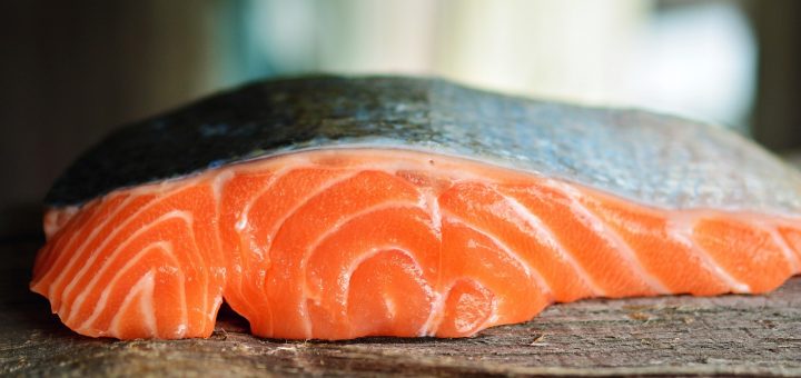 Mangiare salmone è sicuro? I consigli dell’infettivologo Matteo Bassetti
