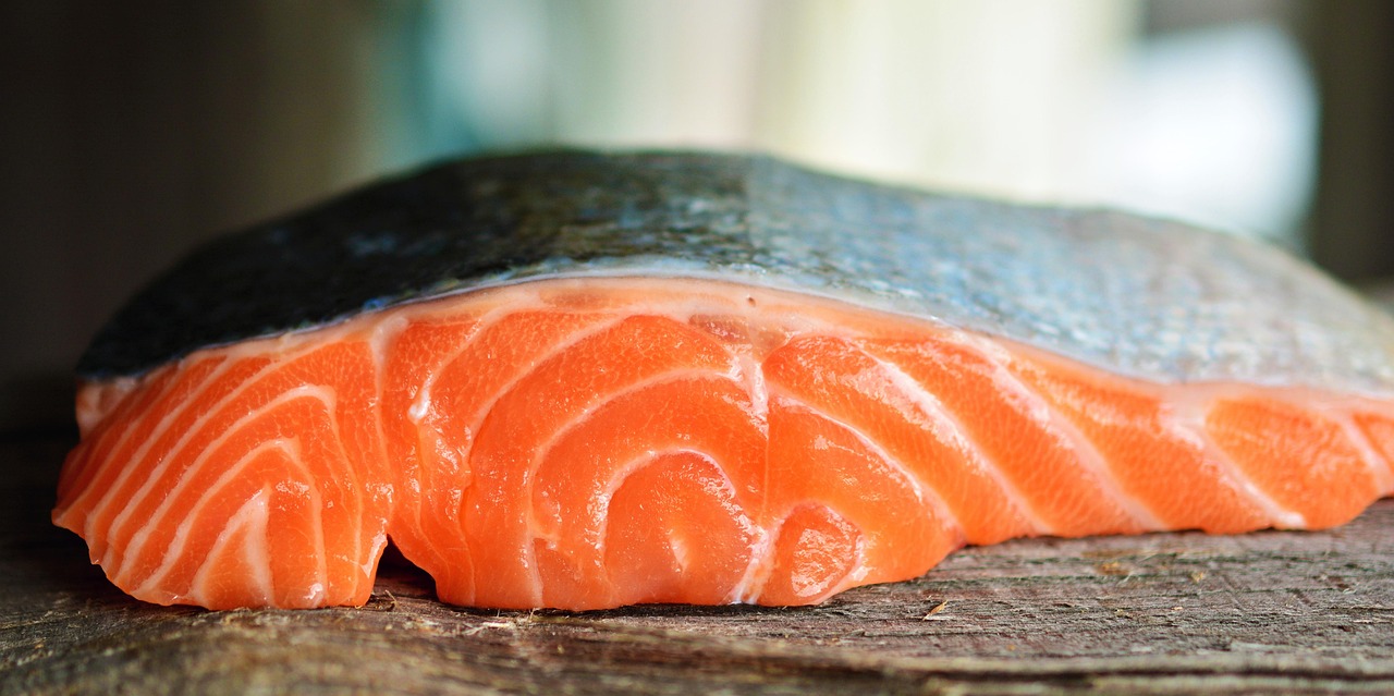 Mangiare salmone è sicuro? I consigli dell’infettivologo Matteo Bassetti