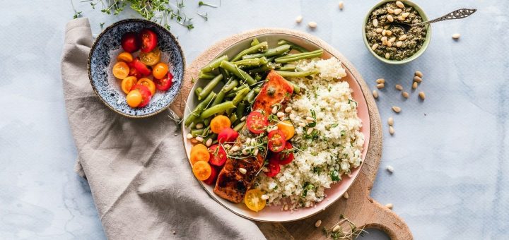 Colesterolo alto: cosa mangiare e cosa evitare per abbassarlo naturalmente