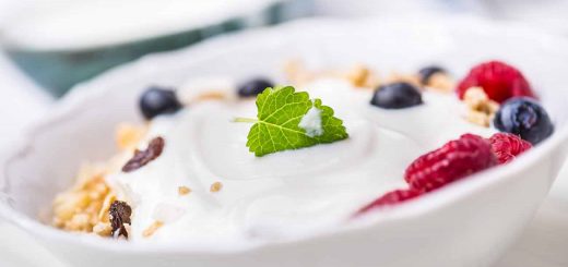 Yogurt e salute orale: un alleato prezioso per denti e microbiota