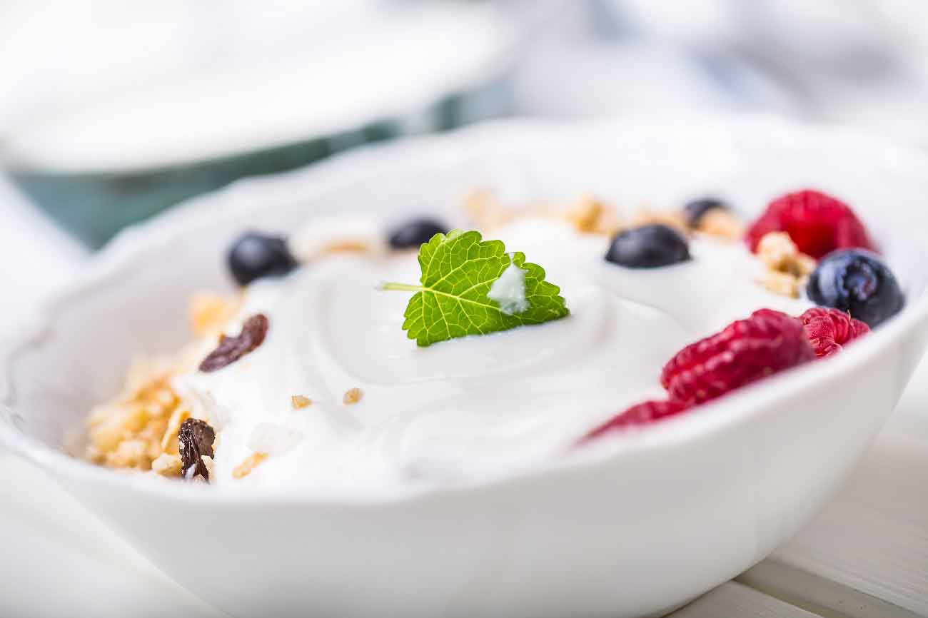 Yogurt e salute orale: un alleato prezioso per denti e microbiota