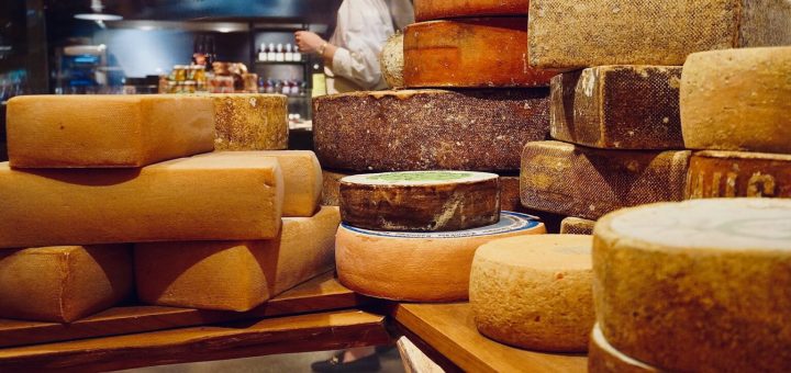 Formaggi a latte crudo: rischi, regolamentazioni e consigli per consumatori e famiglie