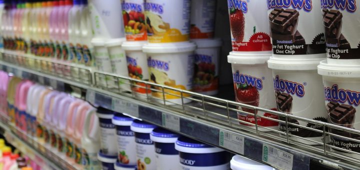 Confezioni più leggere a prezzo invariato: l’etichetta anti-shrinkflation slitta ancora